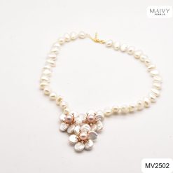 Set dây chuyền và lắc tay ngọc trai baroque trắng mặt 3 hoa nhụy hồng MV2502