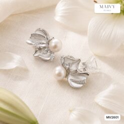 Bông tai dáng vây cá nhấn ngọc trai trắng 5-6mm MV2601