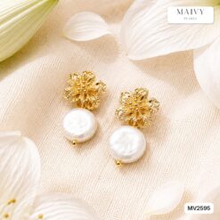 Bông tai ngọc trai cúc áo trắng đế hoa mạ vàng MV2595