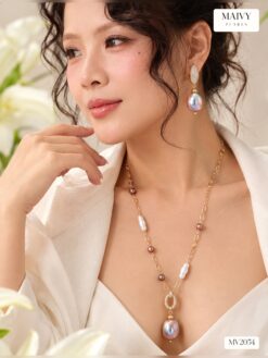 Alternative view of Set dây chuyền và bông tai ngọc trai cúc áo hồng ánh tím MV2054