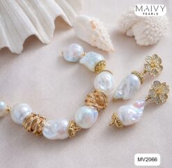 Set lắc tay ngọc trai baroque trắng bọc chụp vàng và bông tai hoa MV2066
