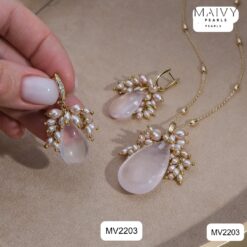 Alternative view of Set dây chuyền và bông tai thạch anh hồng giọt nước kết chùm ngọc trai gạo MV2203