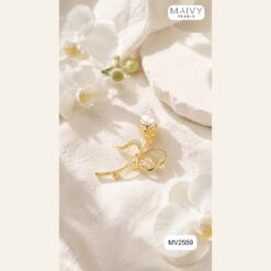 MV2559-✨ NỤ HỒNG THU NHỎ TRÊN NGỰC ÁO: CÀI ÁO NỤ HỒNG MV2559