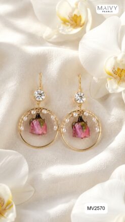 Bông tai vòng tròn viền ngọc trai nhí nhấn nụ hồng khô phủ gel MV2570