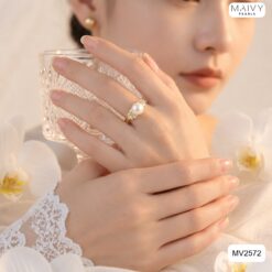 Alternative view of Nhẫn ngọc trai tròn 6mm hai bên cụm đá mạ vàng freesize MV2572