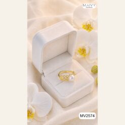 Nhẫn ngọc trai tròn thân chạm ren lưới đính đá mạ vàng MV2574