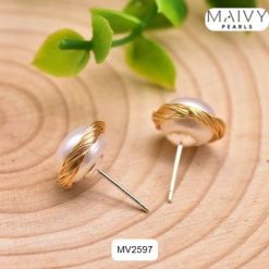 Bông tai ngọc trai tròn trắng quấn viền mạ vàng MV2597