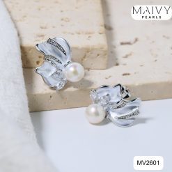 Alternative view of Bông tai dáng vây cá nhấn ngọc trai trắng 5-6mm MV2601