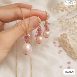 Alternative view of Set dây chuyền và bông tai ngọc trai baroque hồng ánh tím mix đá hồng MV2626