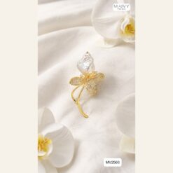 Cài áo hoa 4 cánh đính đá nhụy ngọc trai baroque mạ vàng MV2560